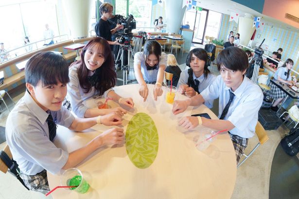 新たな「カラダ探し」の参加者を演じるメンバーも、遊園地での撮影に「楽しい！」と笑顔