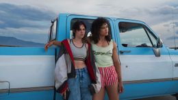 ジムで出会ったルーとジャッキーは、やがて暴力を伴う事件を巻き起こしていく