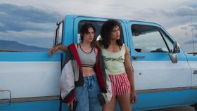 ジムで出会ったルーとジャッキーは、やがて暴力を伴う事件を巻き起こしていく