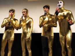 ゴールデンボンバーが人文字にトライ！