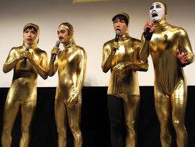 ゴールデンボンバーが人文字にトライ！