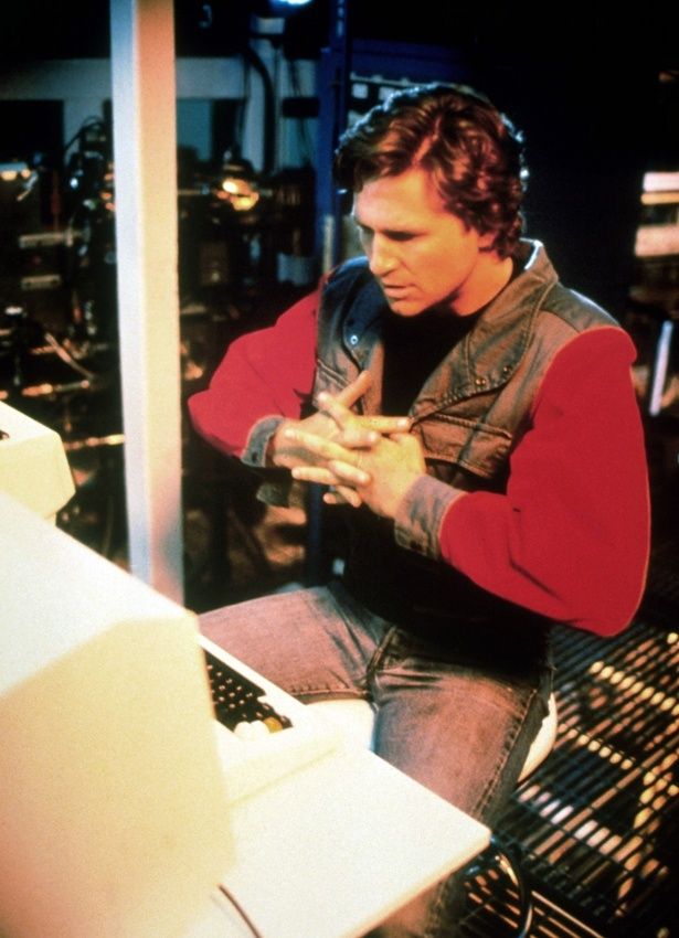 エンコム社のコンピューターをハッキングしようとするケヴィンだったが…(『トロン』)