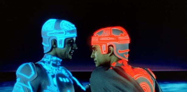 ケヴィンとトロンが協力してMCPを破壊しようとする(『トロン』)