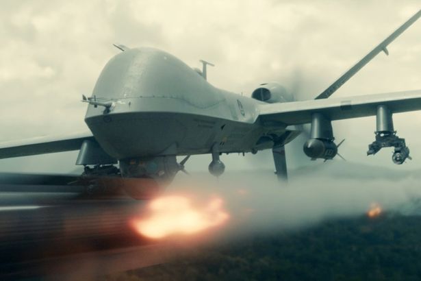【写真を見る】無人戦闘機の操縦士リーパーが救出に挑む様子を捉えた本編映像