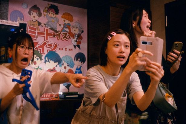 由嘉里がオタク友達と「ミート・イズ・マイン」の推し活を全力で楽しんでいるカット