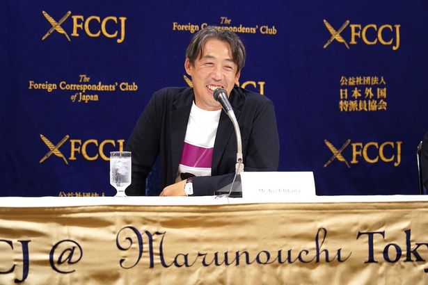 【写真を見る】カズオ・イシグロのデビュー作を映画化！ノーベル文学賞受賞作家とのやりとりを振り返り笑顔を見せる石川慶監督