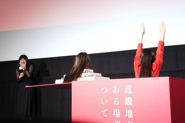 「赤い女」が飛び出し、逃げる菅野