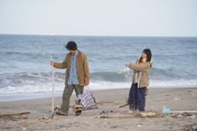 謎めいたシルエットと、東京の地下通路を歩く2人の姿から始まる