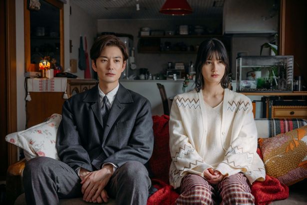 【写真を見る】小村と妻の未名がソファに並ぶ姿