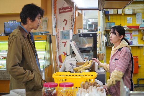 順子が関西弁の男、三宅とコンビニで対峙するシーン