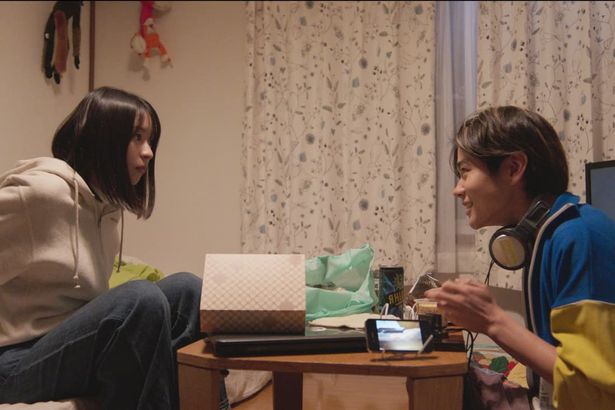 順子と恋人、啓介と自宅で向き合う場面