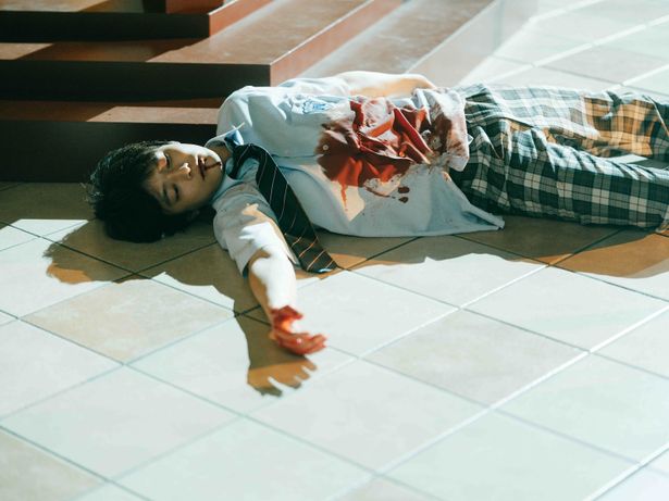 【写真を見る】制服が血まみれになり、口元から血を垂らす陸人(櫻井海音)