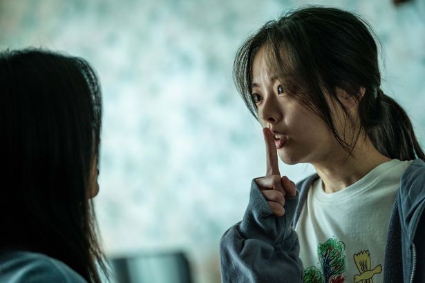 主人公ジュヨン(イ・ソンビン)は妹が突然失踪したことを知り古い団地を訪れる