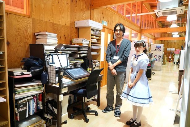 【写真を見る】P.A.WORKSに潜入！スタジオ内は木造づくりのお洒落な空間