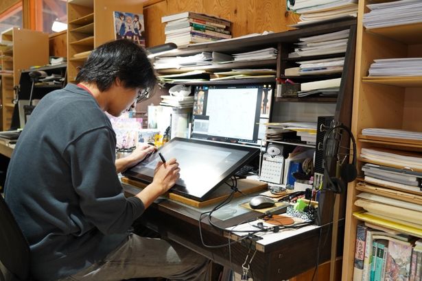 キャラクターデザイン＆作画監督を務めた川面のデスクには資料がいっぱい！