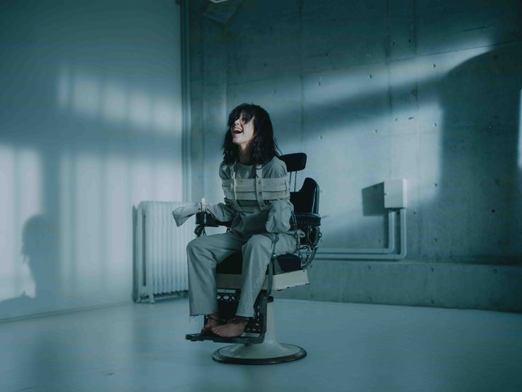 異様な雰囲気放つ姿が…『カラダ探し THE LAST NIGHT』木村佳乃演じる“謎のおんな”場面写真