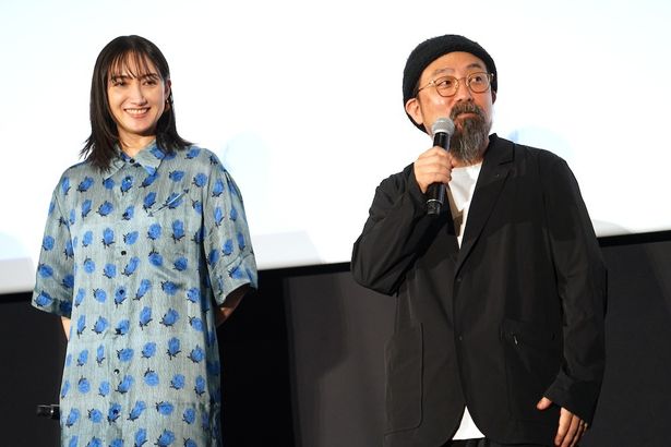 山下敦弘監督はバンドメンバーの4人が並ぶのを見るだけでうれしい！」と笑顔