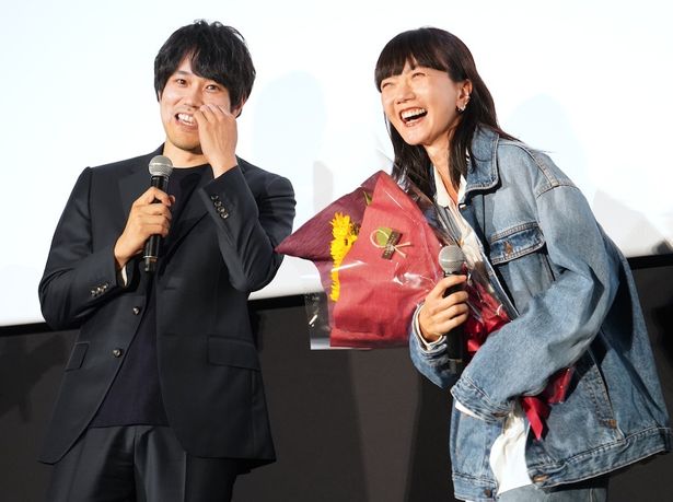 【写真を見る】映画『リンダ リンダ リンダ 4K』(8月22日公開)の公開前夜祭舞台挨拶で松山ケンイチが20年ぶりに告白シーンを再現！ぺ・ドゥナも大よろこび
