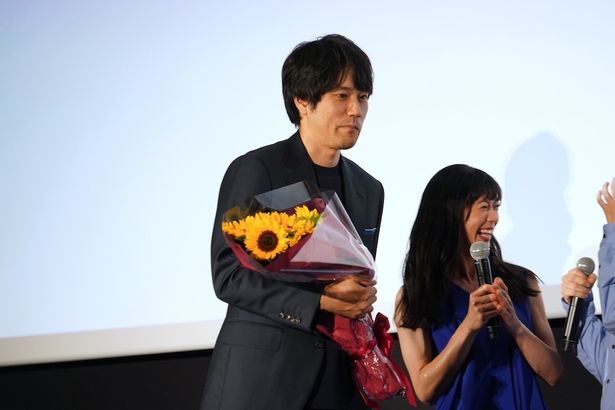 ちょっぴり照れながらの登場