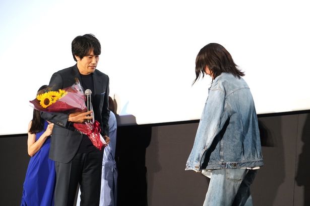 ペ・ドゥナがちょっと恥ずかしそうにする場面も