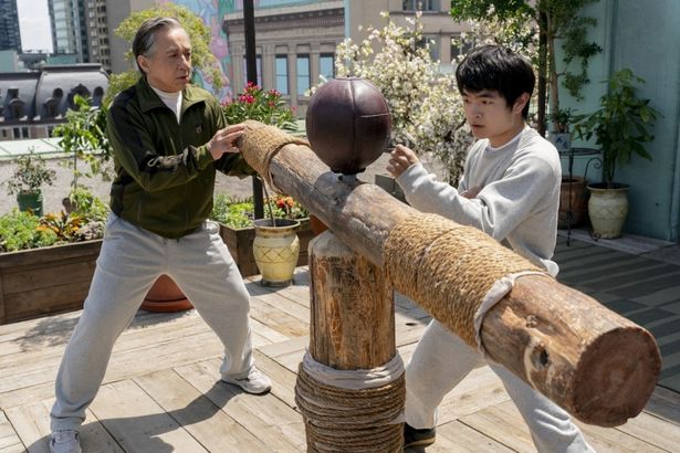 【写真を見る】最新作から1作目までトレーニングをおさらい！(『ベスト・キッド：レジェンズ』)