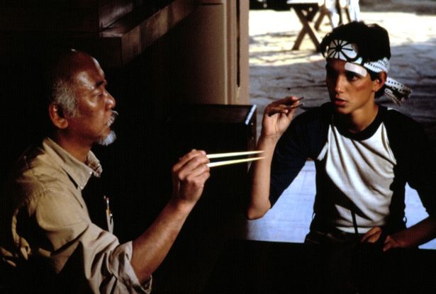箸でハエを捕まえようとする一幕も(『ベスト・キッド』)