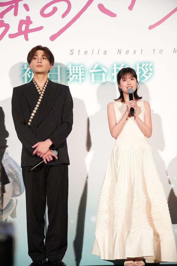 【写真を見る】福本莉子、ふわりと広がるスカートもキュート！純白のドレス姿で登場した