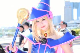「遊☆戯☆王」のブラック・マジシャン・ガールをはじめ、新旧さまざまな人気キャラに扮したコスプレイヤーが集結！