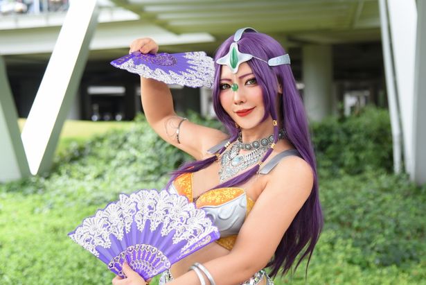 【写真を見る】「ドラゴンクエストIV 導かれし者たち」のマーニャなど、魅力的なコスプレイヤーを一挙に紹介