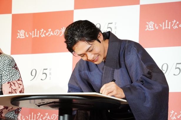 『遠い山なみの光』大ヒット祈願イベントの様子