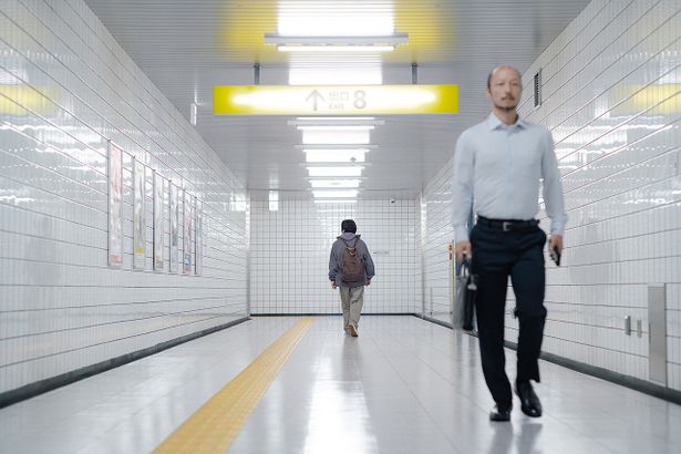 ウォーキングシミュレーターゲームを映画化した『８番出口』