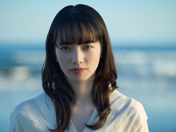 【写真を見る】『８番出口』で謎に包まれた役を演じる小松菜奈