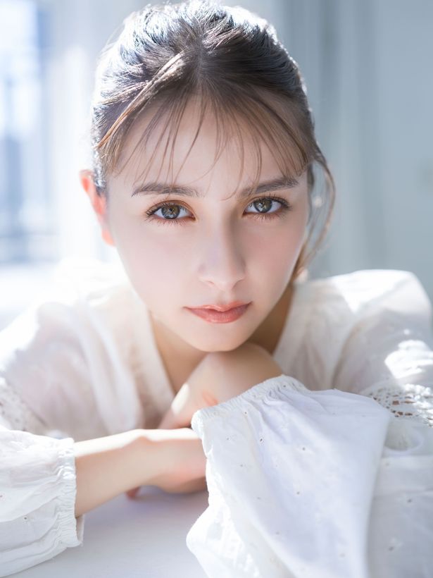 【写真を見る】主人公がパリで出会う千鶴を演じる嵐莉菜