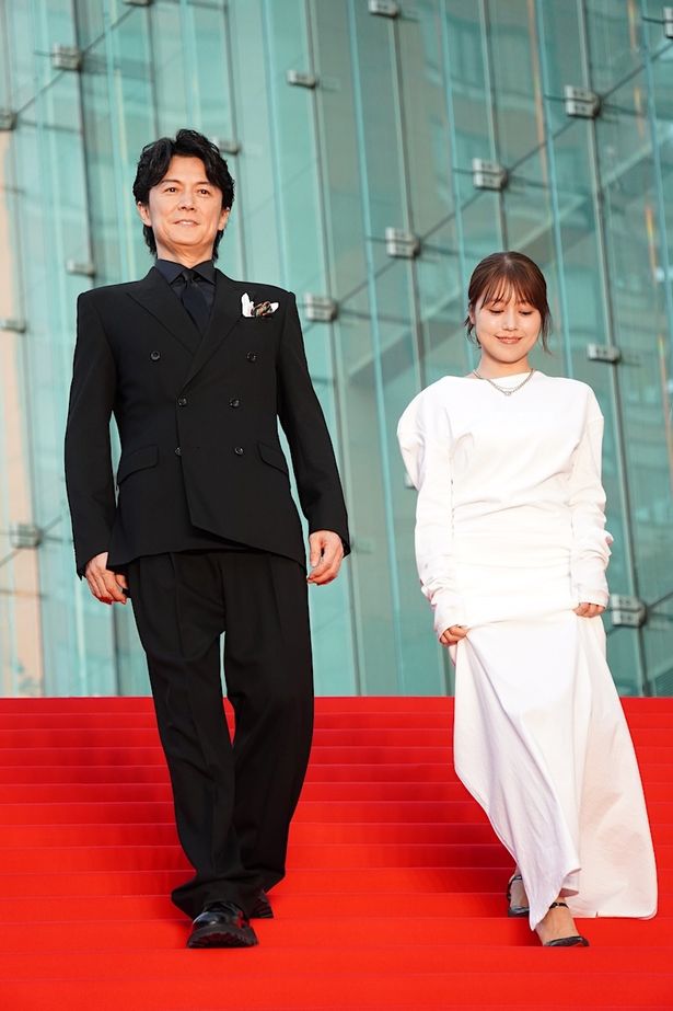 【写真を見る】有村架純、真っ白なドレスでレッドカーペットを歩いた