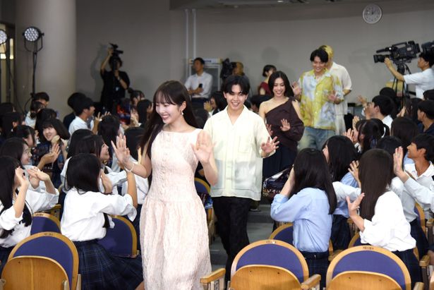 100人の中高生に迎えられ、会場入りするキャスト陣