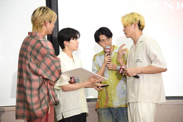 “青春あるある”について相談する男子チーム