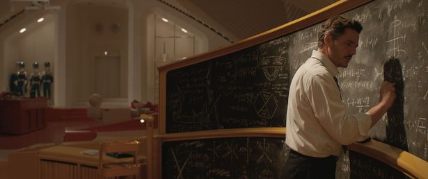 リード・リチャーズの研究室で、2つの黒板が特徴的な黄色のスペース