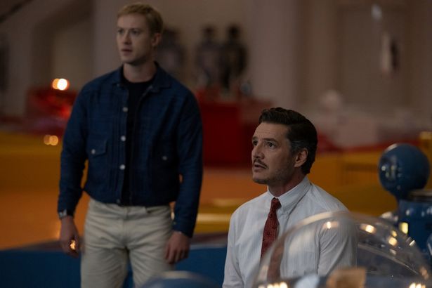 スター・ファンタスティックことリード・リチャーズと、ヒューマン・トーチことジョニー・ストーム(左)