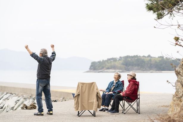 かつてウンシムに恋心を抱いていたテホとも旧交を温める(『最後のピクニック』)