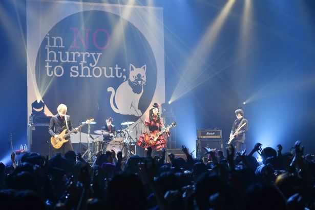 覆面バンド「in NO hurry to shout；」のライブシーンに興奮！