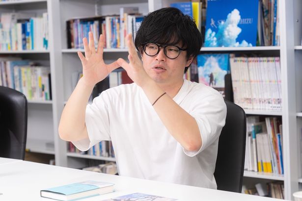 現在32歳の山元監督。『時かけ』当時はまだ中学生