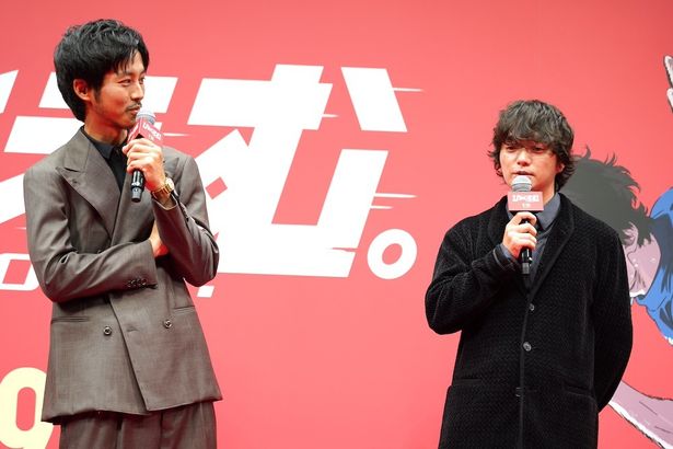【写真を見る】W主演の松坂桃李と染谷将太は「いままで誰かに邪魔されていたのかもって思うくらい、久しぶりの共演」と爆笑しながらも大喜び