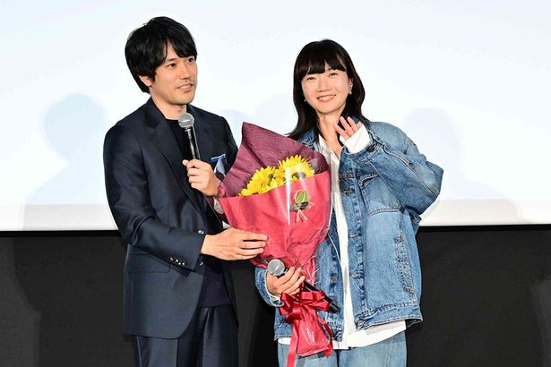 公開前夜祭にかけつけた松山ケンイチと劇中の告白シーンを再現したペ・ドゥナ
