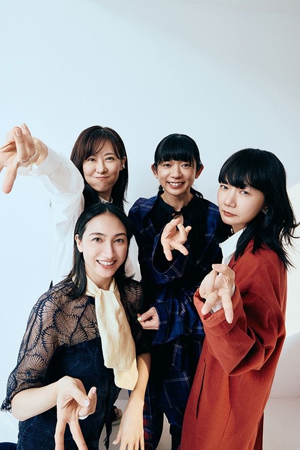 【写真を見る】久しぶりに会っても仲のよさは変わらないペ・ドゥナ、香椎由宇、前田亜季、関根史織