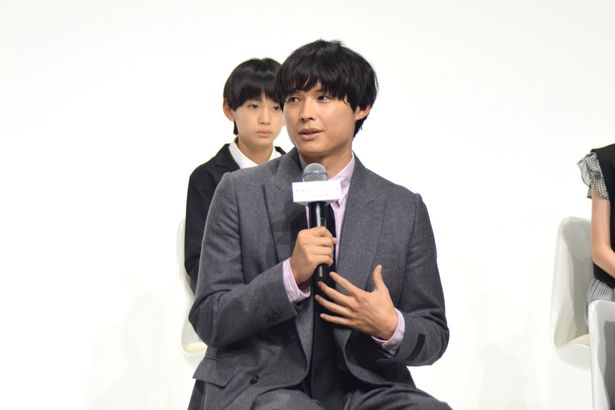 【写真を見る】主演作が完成を迎えた、現在の心境を語る松村北斗(SixTONES)