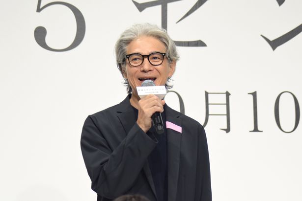 新海誠監督の『雲のむこう、約束の場所』で声の出演をした縁がある吉岡秀隆
