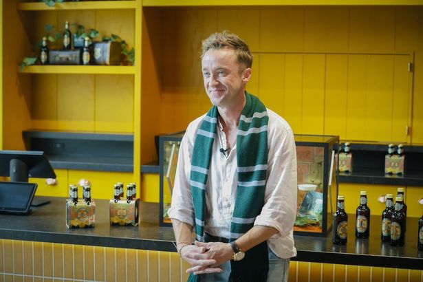  「ハリー・ポッター ショップ 原宿」店内でやさしい笑顔を見せるトム・フェルトン