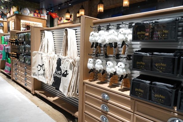 HARAJUKUのロゴ入りアイテムはマストでゲットしたい