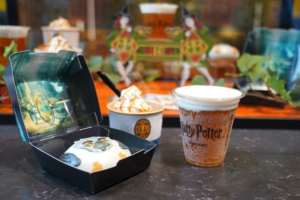 原宿限定メニュー「バタービールアイス」「バックビークまん～ピザフレーバー～」をバタービールと一緒に