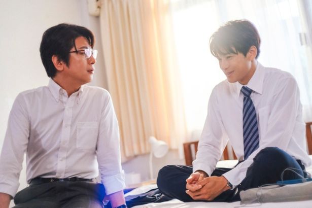 職場の先輩であり良き相談相⼿でもあるジンに“未完成の曲”の経緯を打ち明けるソウタ